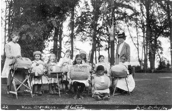 Lacemaking School, Bletsoe 1914 Image Copyright © 2002. All rights reserved.